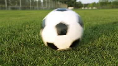 Futbol topu yeşil çim üzerinde. Futbol topu yeşil çimenlerin üzerinde.