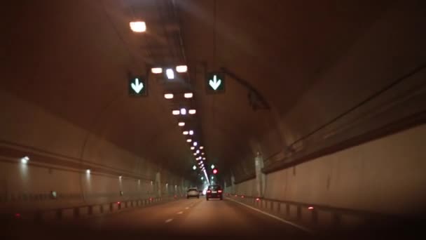 Túnel. El coche va en el túnel. . — Vídeo de stock