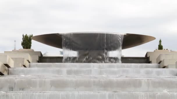 El agua fluye por las escaleras. Hermosa cascada cascada fuente . — Vídeo de stock