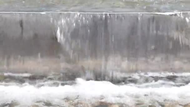 Kaskádová fontána vodopád. Vodní toky na schodech. — Stock video