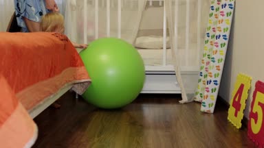 Çocuk ilk adımları yapıyor. Küçük bir çocuk yürümeyi öğreniyor.