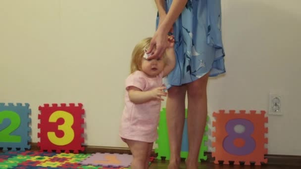 Un pequeño bebé con mamá en la habitación — Vídeo de stock