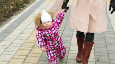 Sonbahar, bir kadın bir çocuk parkta yürüyüş.