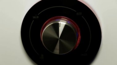 Enerji kavramı kaydetme: kişi aygıt açma/kapatma düğmesi bir çevre dostu moduna döner.