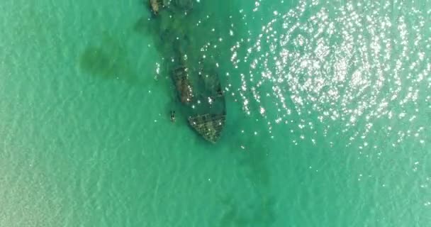 Fotografia aerea, una bella nave affondata nel mare . — Video Stock