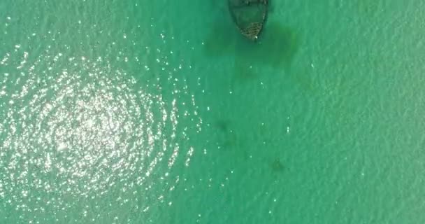 Аэрофотосъемка, красивый затонувший корабль на морском дне . — стоковое видео