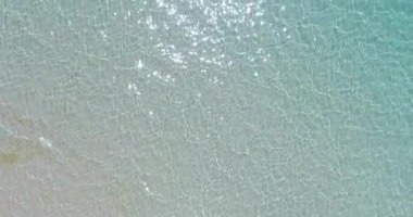 Güneş parlak su, deniz dalgaları, güzel arka plan. Deniz hava fotoğrafçılığı.