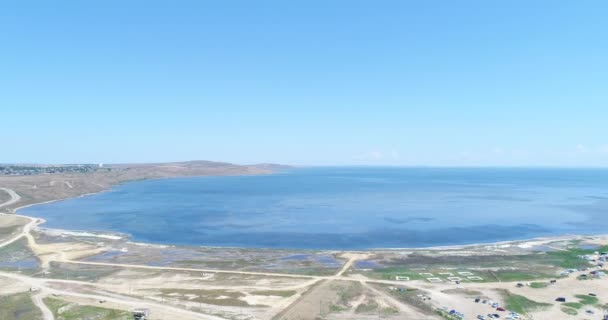 Tengeri öböl, a Fekete-tenger. Légi felvételek, a homokos strand és a tenger. — Stock videók