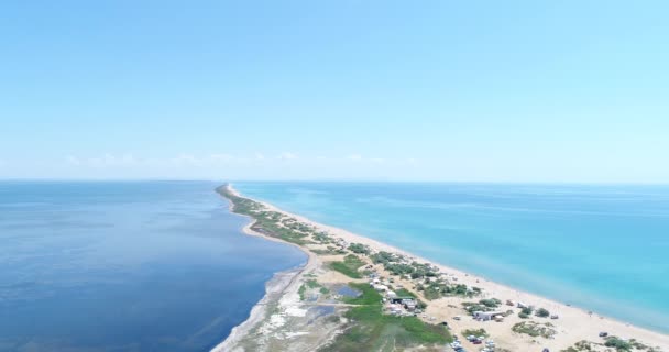 Tengerparti, a tengertől és a strandtól. Légi felvételek a tenger. — Stock videók