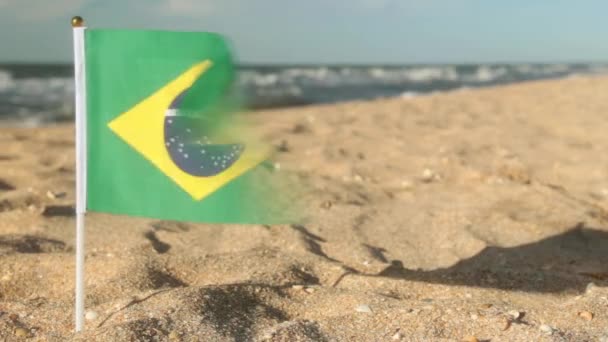 Sandy beach, futbol topu ve Brezilya bayrağı. — Stok video
