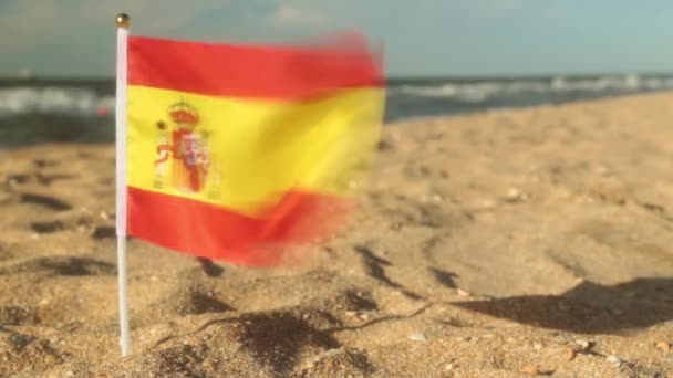 Playa de arena, pelota de fútbol y bandera de España . — Vídeo de stock