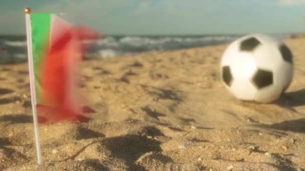 Sandy beach, fotbalový míč a vlajka Itálie. — Stock video