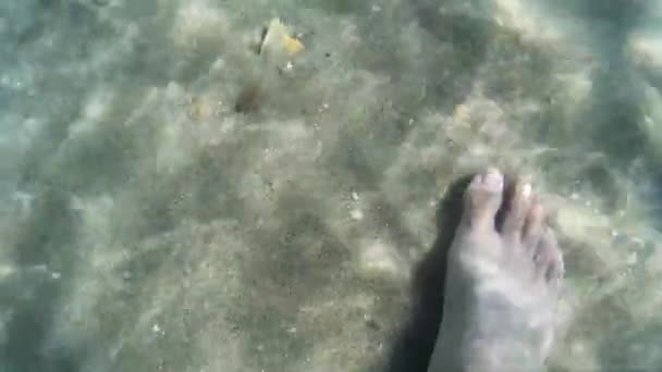 Piernas sobre arena en el mar bajo el agua . — Vídeo de stock