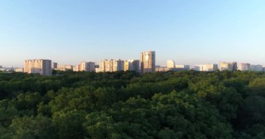 Anteni - Şehir Parkı, ağaçlar ve binalar.