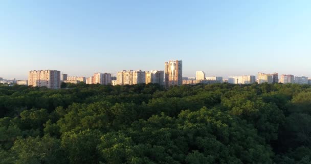 Anteni - Şehir Parkı, ağaçlar ve binalar. — Stok video