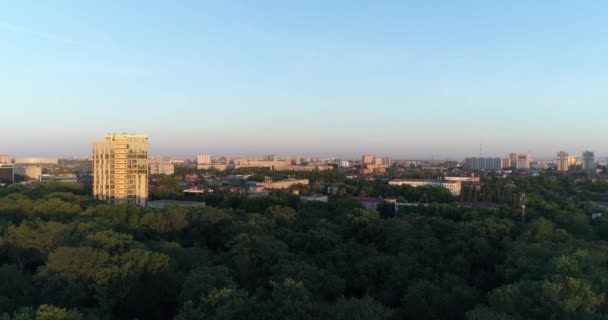 Fotografia aérea. Parque da cidade, árvores verdes e edifícios altos . — Vídeo de Stock
