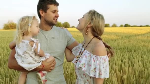 Familia joven con campo de bebé y trigo . — Vídeo de stock