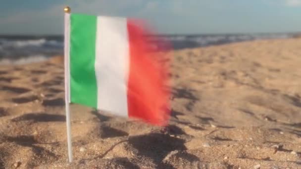 Flagga av Italien på en sandstrand. — Stockvideo