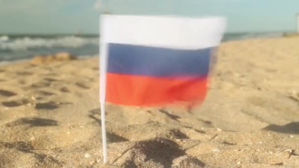 Bandera de Rusia en una playa de arena . — Vídeos de Stock