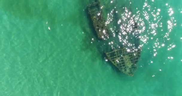 Vista aérea, navio afundado no fundo do mar . — Vídeo de Stock