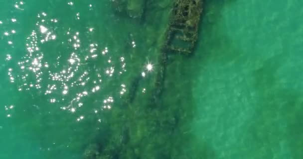 Hava fotoğrafçılığı, batık bir gemi deniz tabanı üzerinde. — Stok video