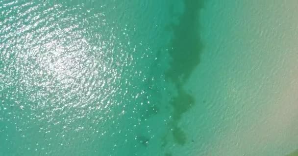 Αεροφωτογραφία, καθαρά νερά της θάλασσας. Όμορφη θάλασσα ιστορικό. — Αρχείο Βίντεο