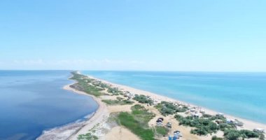 Anteni - beyaz plaj ve mavi deniz. Deniz kıyı şeridi.
