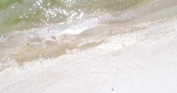 Fotografia aérea, praia de areia branca e ondas do mar . — Vídeo de Stock