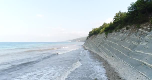 Hava - deniz kıyısında, kayalık plaj. Karadeniz, Rusya Federasyonu. — Stok video