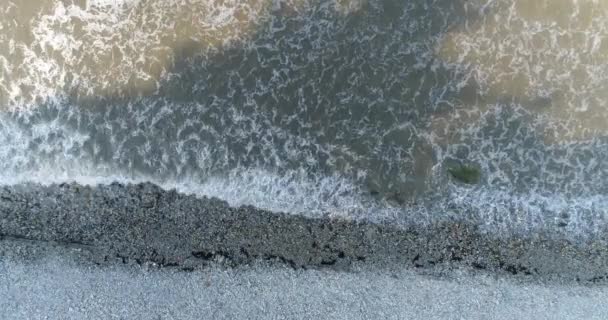 Fotografía aérea, orilla del mar, playa rocosa, olas del océano oscuro . — Vídeos de Stock