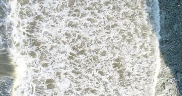 Fotografía aérea, olas oscuras del océano. El mar y la costa rocosa . — Vídeo de stock