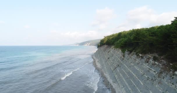 Anténa - Černé moře, Rusko. Pobřeží moře, kamenité pláže. — Stock video
