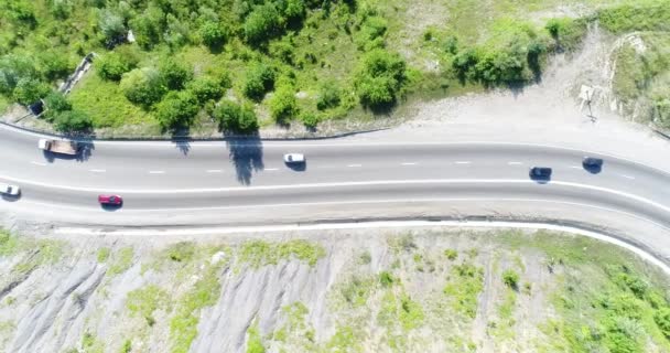 Hava fotoğrafçılığı, otoyol ve araçların. Ülke road, yukarıdan görünüm. — Stok video