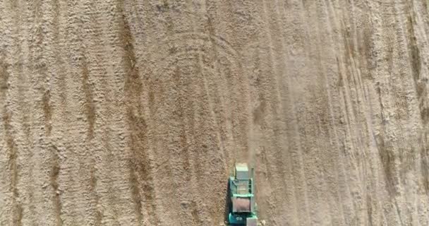 Fotografia lotnicza, kombajn w polu pszenicy, widok z lotu ptaka. — Wideo stockowe