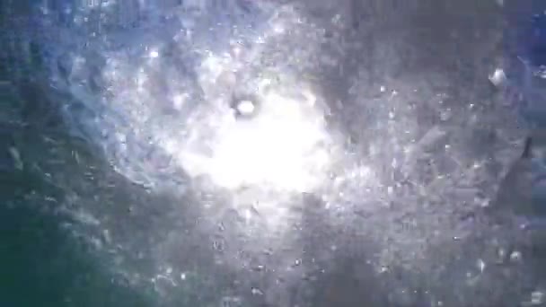 Bubliny pod vodou. Hodně bublin v moři pod vodou. — Stock video