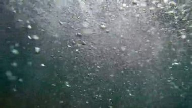 Denizde su altında hava kabarcıkları. Deniz arka plan.