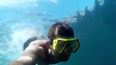 Deniz su altında maskeli dalgıç.