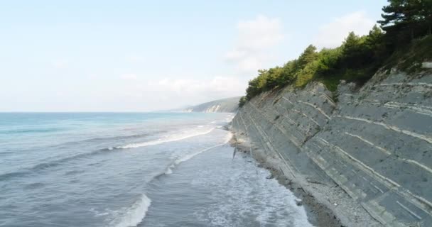 Sziklás tengerpart. A sziklákra és a tengerre, légi fotózás. — Stock videók