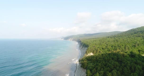 Relevé aérien, mer Noire, Russie. Bord de mer rocheux .