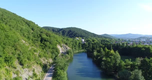 Nyugodt folyó, az erdő és a zöld dombon. Légi felvételek, panoráma a folyó. — Stock videók
