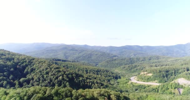 Antenowe panorama: zieleń lasów, wzgórz i drogi. — Wideo stockowe