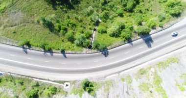 Havadan görünümü - yolu, arabalar ve yeşil ağaçlar.