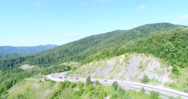 Fotografía aérea, autopista, verdes colinas y árboles . — Vídeos de Stock