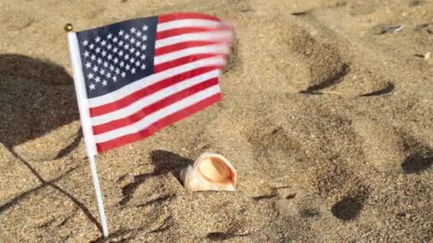 Bandeira dos EUA em uma praia arenosa . — Vídeo de Stock