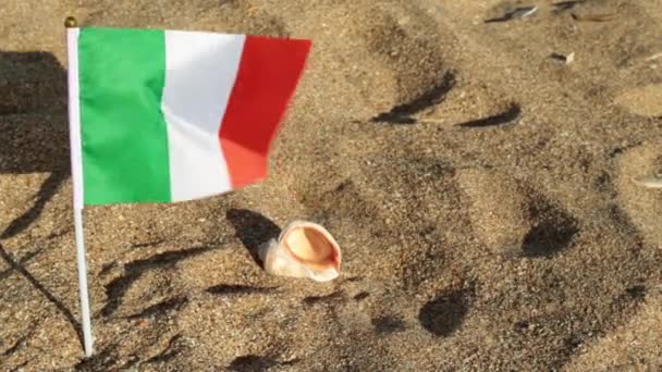 Kumlu bir plaj üzerinde İtalya bayrağı. — Stok video