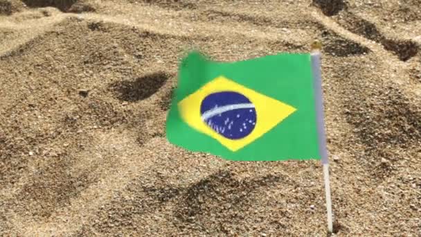 Σημαία της Βραζιλίας σε μια αμμώδη παραλία. — Αρχείο Βίντεο