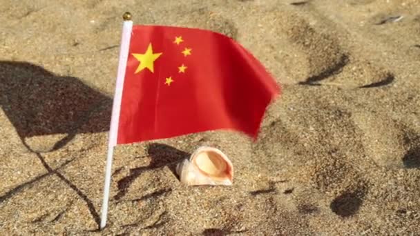 Bandera de China en una playa de arena . — Vídeo de stock