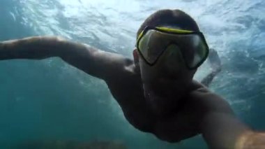 Dalgıç su altında. Dalış için bir maskeli bir adam denize yelken.