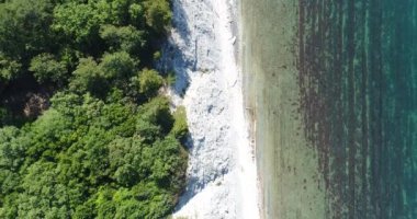 Deniz arka plan. Havadan görünümü, mavi deniz ve yeşil orman.