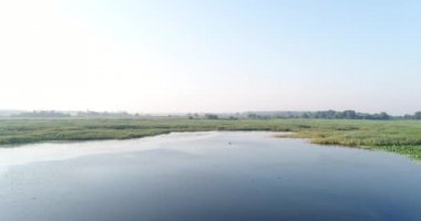 Büyük bir göl ve yeşil alan. Güzel manzara, hava fotoğrafçılığı.